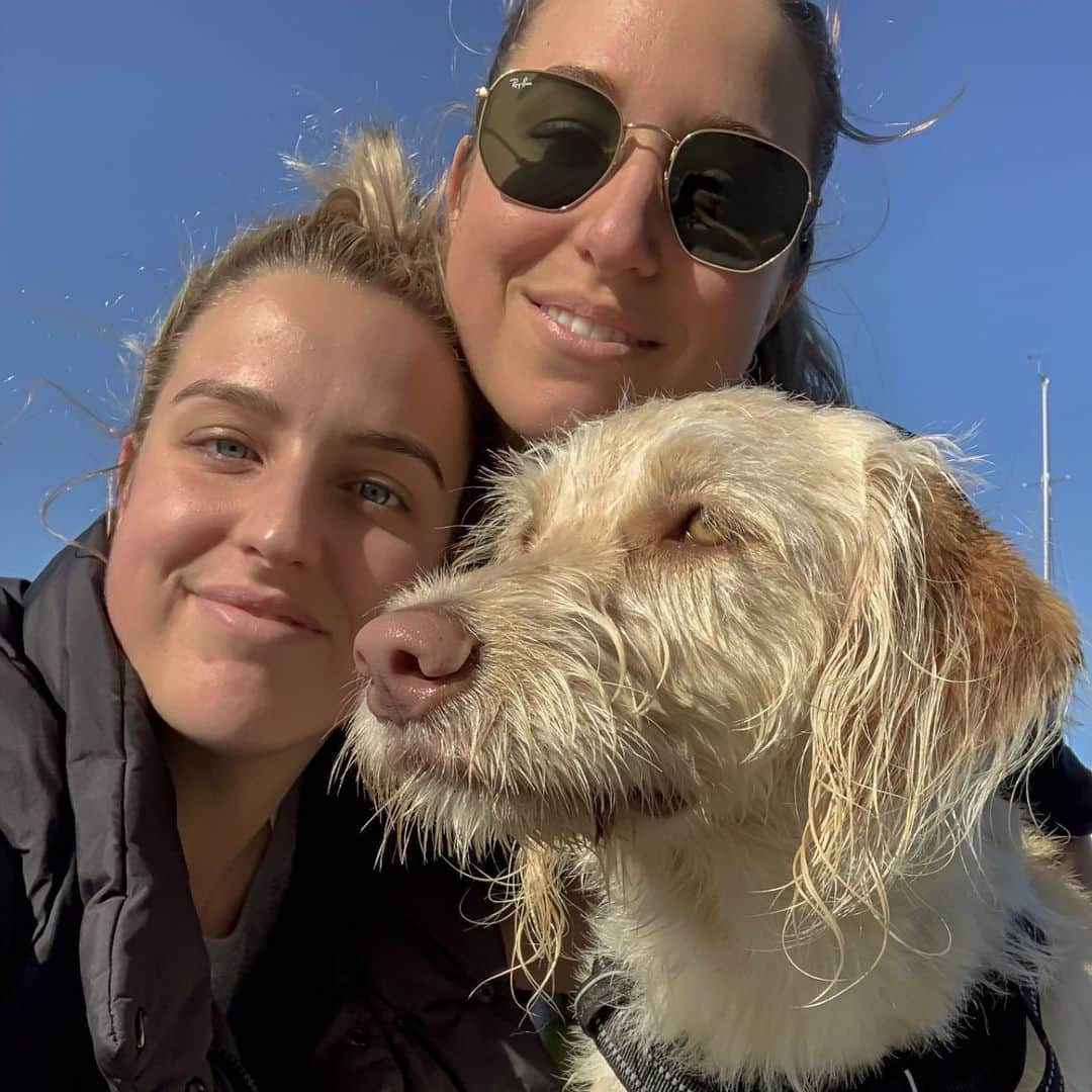 ブリタニー・エルムズリーのインスタグラム：「Big Bud not having a bar of sharing Asho this week 👯‍♀️ @ashelmslie」