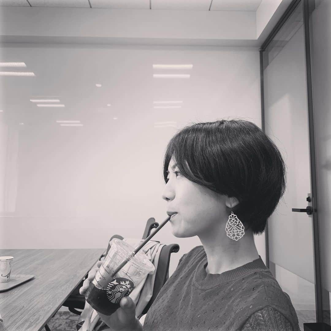 熊木杏里のインスタグラム：「今日も打ち合わせ。  作曲家、編曲家の天門さんと。 さて、何が始まるでしょう にゃふふふ  #天門さん #星を追う子ども #熊木杏里」