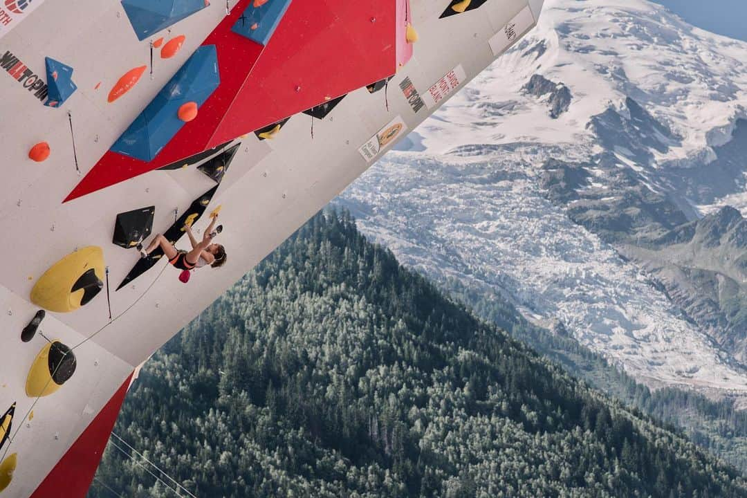 マーゴ・ヘイズさんのインスタグラム写真 - (マーゴ・ヘイズInstagram)「Chamonix-Mont-Blanc, France, was even more beautiful than I remembered. It was great to return there last weekend for the IFSC Lead World Cup. I’m grateful to have qualified to compete in the semi-finals and to have had the opportunity to climb on three very different routes. Thank you to the Federation, the setters and volunteers, and @usaclimbing for the opportunity and the experience! 📸 @afrahoenig 🙏  @thenorthface @petzl_official  @lasportivana @stancesocks  @frictionlabs」7月18日 17時19分 - margojain