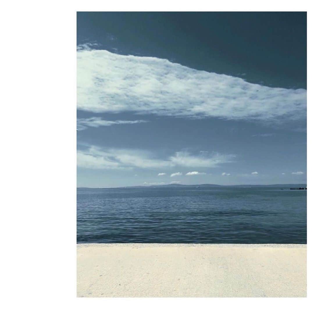 シューマッハさんのインスタグラム写真 - (シューマッハInstagram)「DAYDREAMING 💭 #takemethere #currentmood #bythesea #ocean #summer #vacationmood #inspiration #bluesky #clouds #theskyisnotthelimit 📸 @brigita」7月18日 17時24分 - dorotheeschumacher