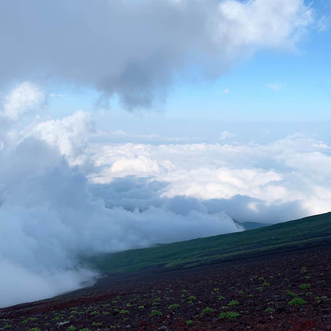 巻野わかばさんのインスタグラム写真 - (巻野わかばInstagram)「夏の目標、富士山 🏔日帰り登頂に行ってきました☺️❣️ 寒さと疲れで山頂でみんなで写真撮るのは忘れましたけど💦  1人では登れなかったし、すべてが一生の思い出になりました💓  不定期投稿🙏見てくださりありがとうございます😊🙌 #登山#富士山#富士山登頂 #nikeplus #training」7月18日 17時27分 - _wakaba__