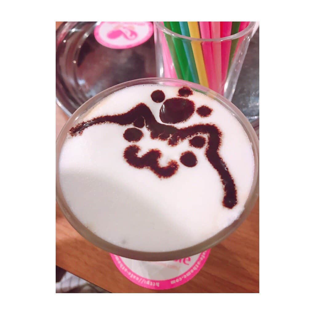 金澤朋子さんのインスタグラム写真 - (金澤朋子Instagram)「今日は私の大好きなお気に入りスポットを紹介します🙋🏻‍♀️その名も…“@ほぉ〜むカフェ”！東京 秋葉原でとても有名なメイドカフェです。最近だと大阪にも新しい店舗(お屋敷)が出来ました〜㊗️老若男女問わず大人気です。  こーんな可愛いメニューが沢山あります。見た目だけじゃなく味もしっかり美味しいのが嬉しいです🍴💓メニューによってはメイドさんが目の前でお絵描きもしてくれます。その日の記念にツーショットチェキの撮影なんかも出来て最高なんですよ〜  ちなみに私の推しは、レジェンドメイドのhitomiさん＆スーパープレミアムメイドのChimuさん😊  兎にも角にも、百聞は一見にしかず、です。  #juicejuice #金澤朋子  #おすすめスポット #東京 #秋葉原 #萌え  #メイドカフェ #hitomi さん #Chimu さん」7月18日 17時30分 - tomoko_kanazawa.official