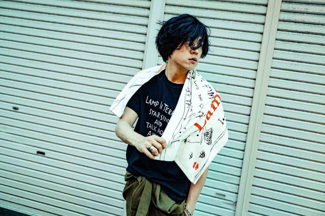 LAMP IN TERRENさんのインスタグラム写真 - (LAMP IN TERRENInstagram)「夏のグッズのお知らせ！！ 1〜4、10枚目は7月28日(日)日比谷野音ワンマン『Moon Child』より販売開始！ ◆Ｔシャツ(ブラック/ホワイト) size: S /M /L /XL ¥3,000- ※松本(176cm)着用サイズはM ◆タオル ¥2,000- ◆ポシェット ¥3,800- ◆月のピンバッジ ¥600-  5〜9枚目は7月20日(土)『MURO FES』より販売開始です！ ◆Ｔシャツ(ブラック/オーキッド(紫)) size: S /M /L /XL ¥2,800- ※松本(176cm)着用サイズはXL ◆タオル(Vo.松本デザイン) ¥2,000- ※7月28日(日)日比谷野音では販売致しません  せっかくだし、ちょっとスナップショットっぽく撮ってもらいました‼️夏のグッズでインスタ映え狙えるか！？ photo @ayumu10.18」7月18日 17時40分 - lampinterren