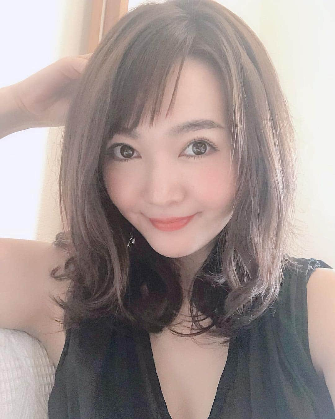 阿部桃子さんのインスタグラム写真 - (阿部桃子Instagram)「⠀ 今日LIVE配信しながら前髪カットしてイメチェンしました٩( ᐛ )و ⠀ 若返り作戦😏 ⠀ 切ってる様子の動画を載せたいんだけど、何故か配信のアーカイブが見れない🤔 ⠀ ⠀ ⠀ ⠀ #前髪カット #live配信  #イメチェン #若返り作戦 #セルフカット」7月18日 17時34分 - abemomoko_official