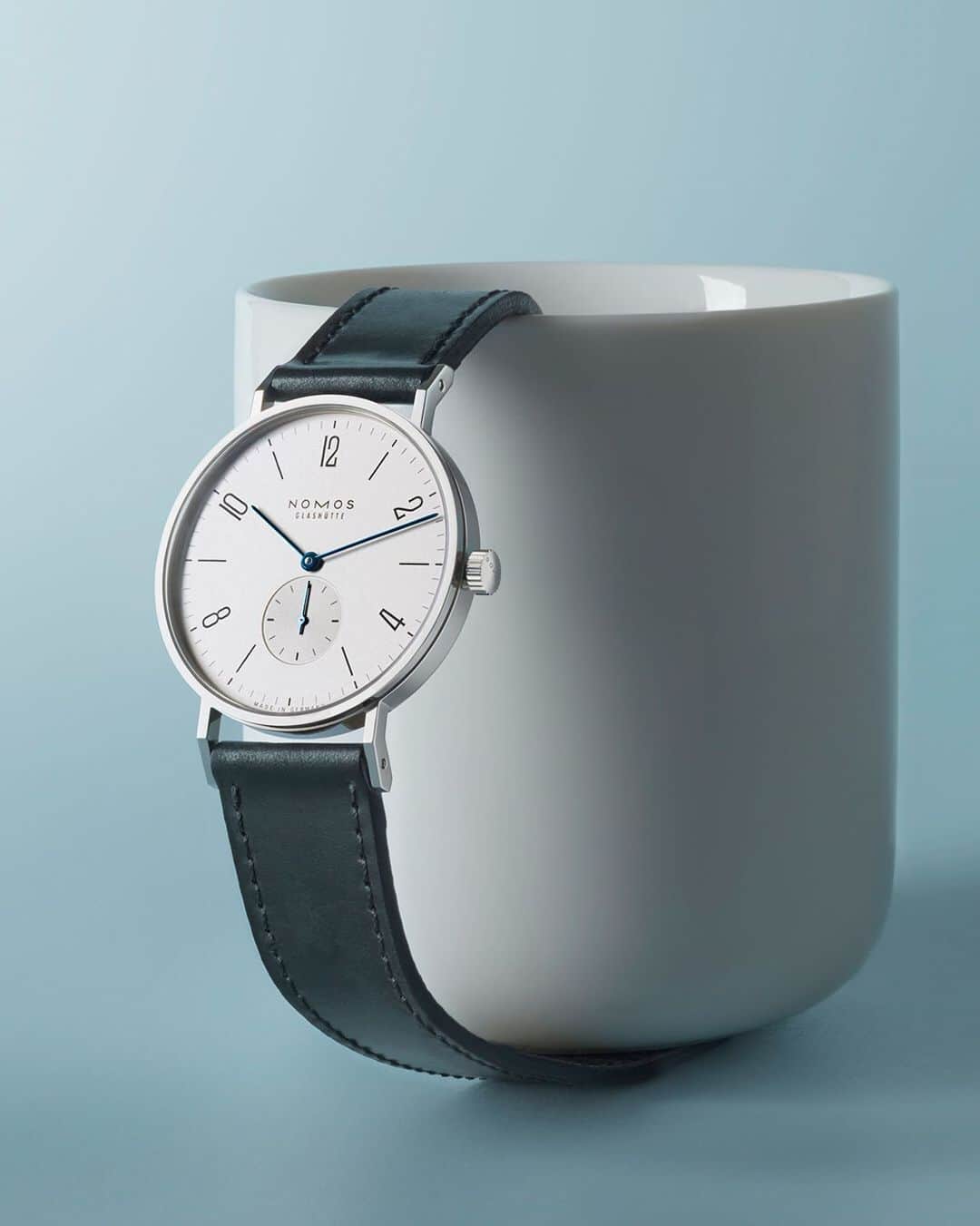 ノモスさんのインスタグラム写真 - (ノモスInstagram)「What do you think makes the perfect watch? For us: It has to be sophisticated, refined, contemporary—and always look good with a coffee. Tangente is all of that, and has been for over a quarter of a century.  #nomos #nomostangente #watch #watches #watchesofinstagram #watchlove #watchmania #watchuseek #watchfam #clock #horology #timepiece #timepieces #wristwatch #watchoftheday #yournextwatch #bauhauswatch #mechanicalwatch」7月18日 17時35分 - nomos_glashuette