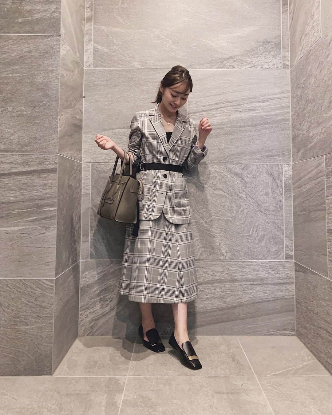 小祝麻里亜のインスタグラム：「最近 コーデの写真がないって言われたので、久しぶりに撮ってみました💘 ． きちんとしたお店に行く日でしたが、梅雨で寒かったから、ジャケットスタイル。夜に撮ったから暗めですが、セットアップで @coel_y だよ☺️☺️ ． ． スカートが回ってしまってる。くるくる🌀スカートが回るから、骨盤矯正いかないとかな😂😂 ． ． ＿＿＿＿＿＿＿ #outfit #coordinate #look #instafashion  #jacketstyle #coel #sergiorossi #celine #vancleefarpels #셀스타그램 #얼스타그램 #코디 #스타일링 #데일리 #데일리룩 #오오티디」
