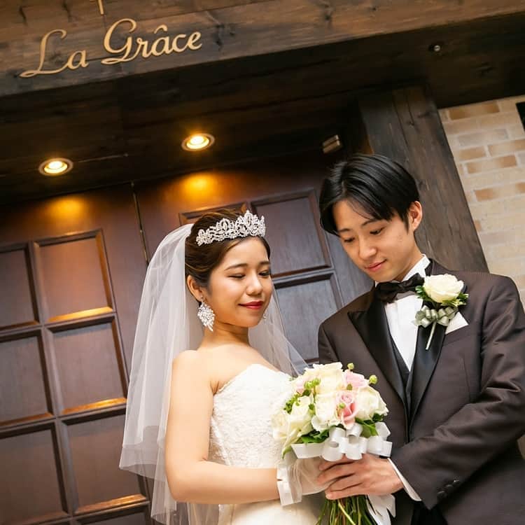 ホテルモントレウェディング【公式】 のインスタグラム：「♥ ￣￣￣￣￣￣￣￣￣￣ @montereyweddingをフォローして 『 #モントレ花嫁 』『 #ホテルモントレ』の タグをつけて投稿してくださいね＊*. . ヨーロッパの街中に佇む素朴な教会 のようなクラシカルなチャペル。 優しさと温もりに満ちた、感動のひと時を*. . ◆ホテルモントレ公式HPはこちら* https://www.monterey-wedding.jp . #モントレ #モントレ花婿  #プレ花嫁 #卒花 #weddingdress #プラコレ #ウエディングニュース #marryxoxo #wedding #dress #結婚式場 #日本中のプレ花嫁さんと繋がりたい #ブライダルフェア #結婚式 #パーティ #披露宴 #2019年春婚 #2019年夏婚 #2019年秋婚 #2019年冬婚 #ホテルウェディング #dressy花嫁 #marry花嫁  #weddingparty #flower #パーティー #ウェディングドレス」