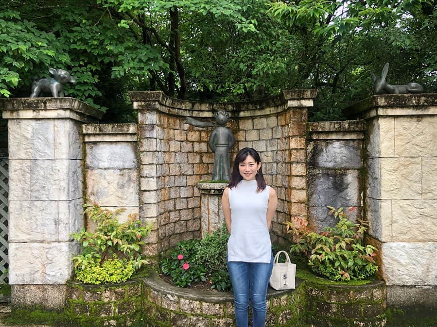 佐々木瞳さんのインスタグラム写真 - (佐々木瞳Instagram)「【サン＝テグジュペリ 星の王子さまミュージアム🤴⭐️】 ・ 先日、箱根のサン＝テグジュペリ 星の王子さまミュージアムに行ってきました✨ ・ お花がいっぱいのお洒落な庭園💕南仏っぽい！ 星の王子さまは読んだことがあっても、サン＝テグジュペリの生涯を紐解いたことがなかったので、色々な発見がありました！星の王子さまが乗っている飛行機も、不時着した砂漠も、愛した薔薇も、サン＝テグジュペリの人生と深く繋がっているんだなぁ、と改めて読みたくなりました💫 ・ 「大切なものは目には見えない」 忘れちゃいけないなぁ、と思う旅でした🤴 #星の王子様ミュージアム #星の王子さまミュージアム #サンテグジュペリ #大切なものは目には見えない #フランス #南仏 #旅 #花が綺麗」7月18日 17時43分 - hitomihappygirl1026