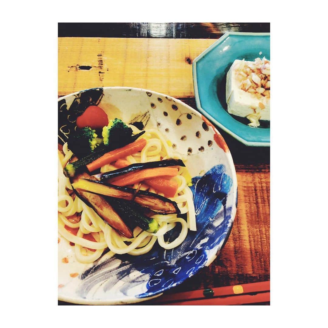 笹峯愛さんのインスタグラム写真 - (笹峯愛Instagram)「今日は、うどん と言うリクエストだったので  野菜の素揚げと 茹で野菜を添えて。  タンパク質は豆腐でね。  夏メニューだわ。  #夜ご飯」7月18日 17時45分 - mineco.m