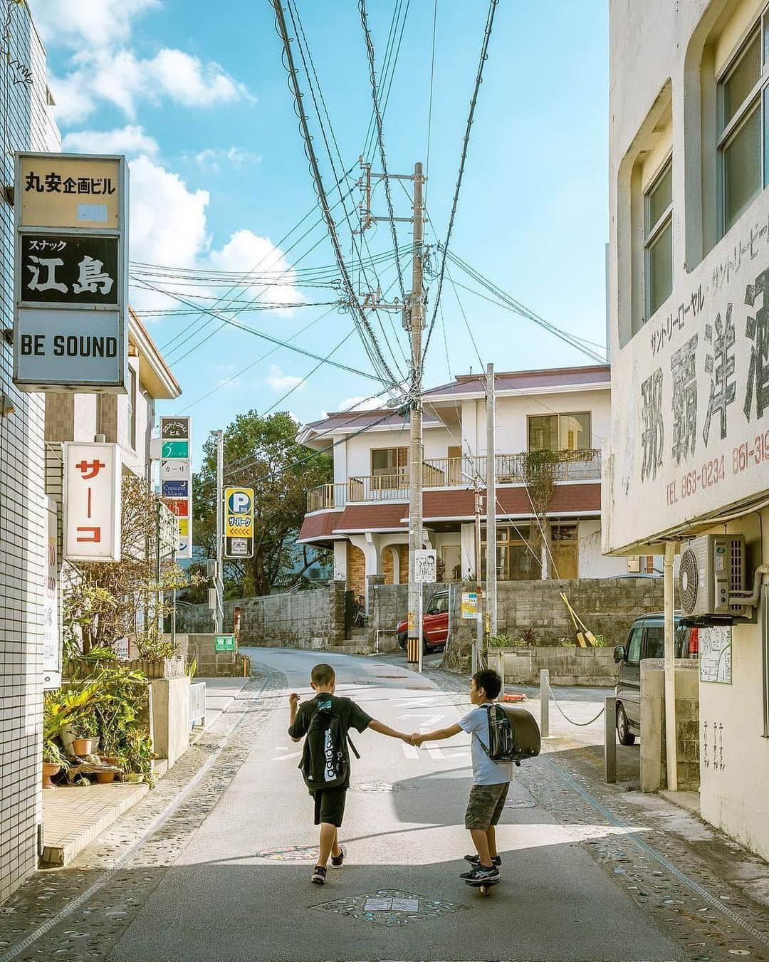 Be.okinawaさんのインスタグラム写真 - (Be.okinawaInstagram)「There's something about Okinawa that makes everyone feel at home. 📷:@holdingwind  #tsuboyayachimunpotteryvillage #nahacity #陶器之鄉壺屋 #那霸市 #야치문노사토쓰보야 #나하시 #ヤチムンの里壺屋 #那覇市 #cozystreet #street #beokinawa #visitokinawa」7月18日 17時46分 - visitokinawajapan