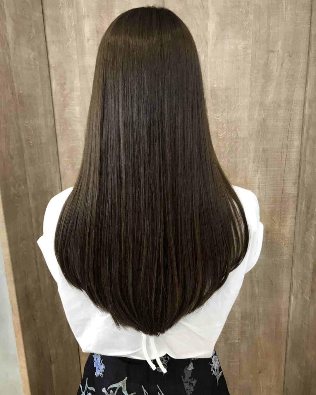 希崎ジェシカのインスタグラム：「先日、髪のメンテナンスしてきました✂️ . ツヤが復活！. そしてさらさらで. 手触り本当に良いっ🥺. . . ありがとうございました😭✨ . . #美容室 #渋谷 #トリートメント #キューティクル #ロングヘアー  #hair」