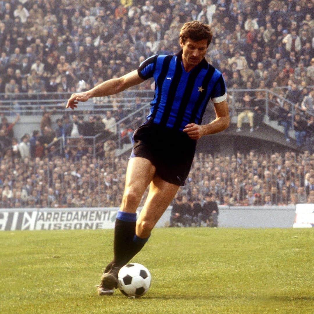 インテルナツィオナーレ・ミラノさんのインスタグラム写真 - (インテルナツィオナーレ・ミラノInstagram)「An unforgettable memory. Giacinto. 🖤💙 #Facchetti #Inter #ForzaInter #InterForever #Legend #Football」7月18日 17時56分 - inter