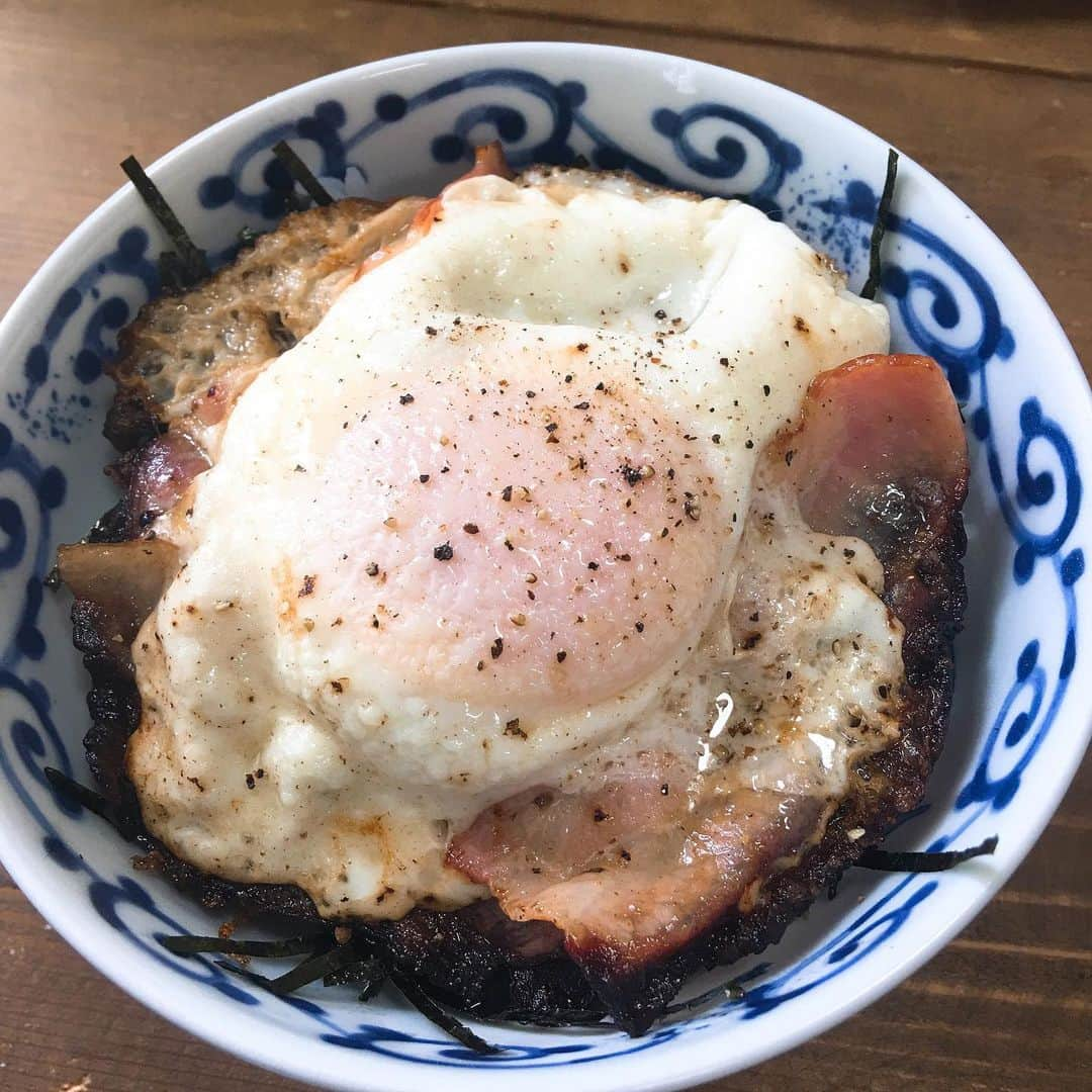 金巻ともこさんのインスタグラム写真 - (金巻ともこInstagram)「ベーコンエッグ丼。海苔敷いてベーコンの端っこはパリパリにして胡椒もかける。塩分はベーコンの塩だけです。 #おうちごはん #おうちごはん金巻 #ベーコンエッグ丼」7月18日 17時59分 - tomotomoco