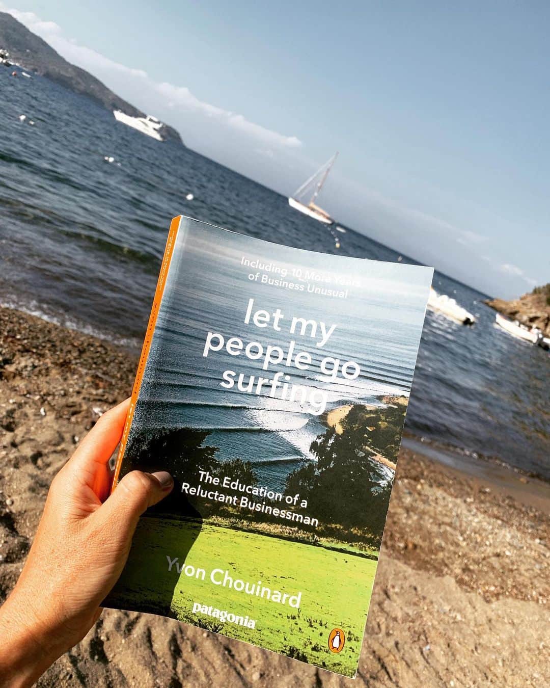 マリア・シャラポワのインスタグラム：「My recent book selections inspired by business leaders. Just finished reading Daniel Lubetzky’s Do The Kind Thing and on to Patagonia’s Yvon Chouinard autobiography. Any more recommendations once I finish this one?? 📖」