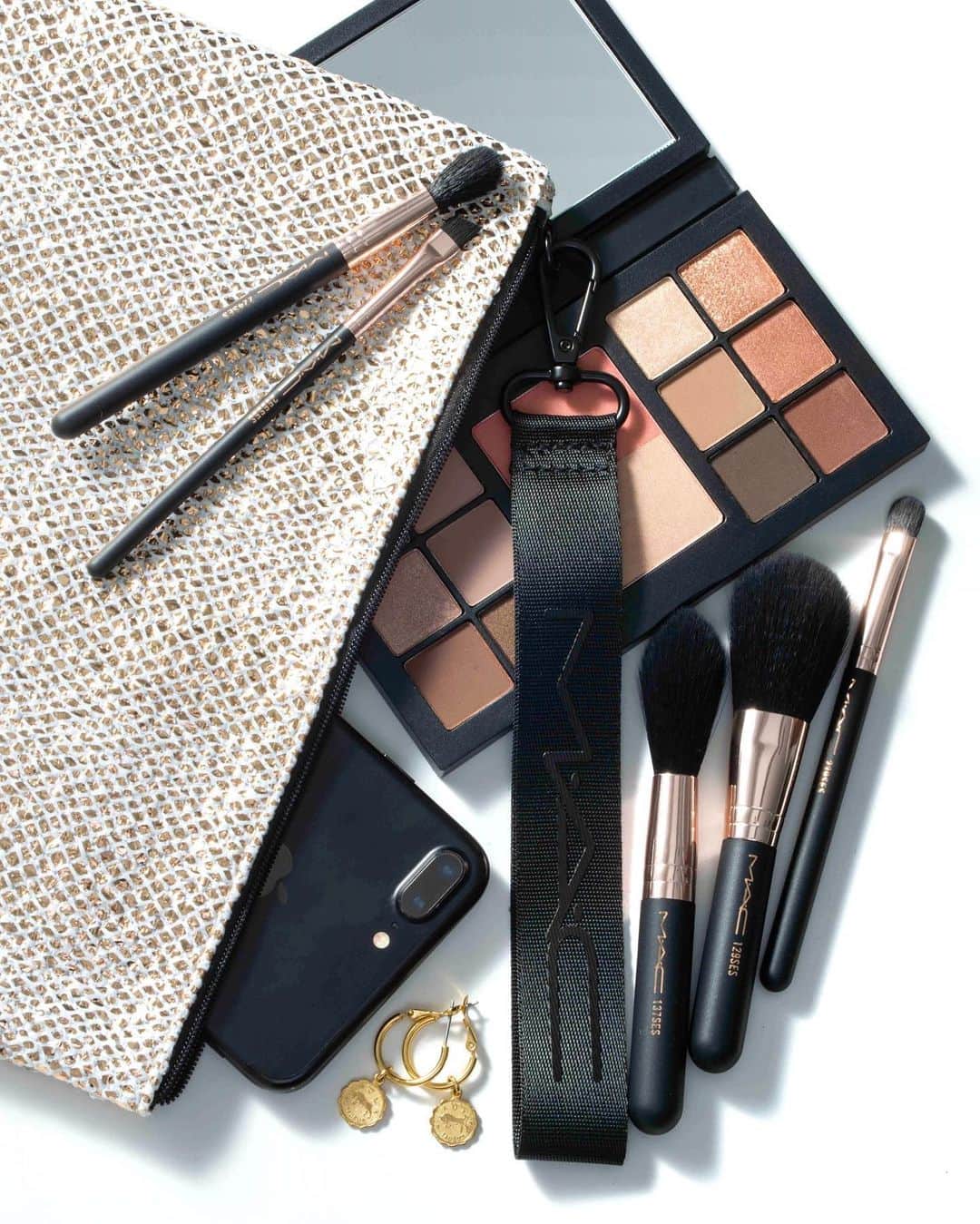 M∙A∙C Cosmetics Japanのインスタグラム：「⠀ メイクブラシをお持ちでない方や、買い替えにお悩みの方、持ち運び用のミニサイズをお探しの方におすすめの限定ブラシキットが登場✨ ⠀ チークからフェイスパウダー、アイシャドウ、アイライナー用まで、マストハブな5本のミニサイズ ブラシとローズゴールドにきらめくポーチのセット。夏旅のお供におすすめです❤️ ⠀ ⠀ #MACUpCloseandPersonal #MACアップクローズアンドパーソナル ⠀ *7/19(金) 一部店舗限定発売 *7/16(火)公式オンラインショップ先行販売中 ⠀ ⠀ DESIGN: M·A·C ARTIST RINO KASAI @rino416⠀@macprotokyo PHOTO: @takaki_iwata ⠀ ⠀ ⠀ ⠀ ⠀ #MACCosmeticsJapan #MACコスメ #MACCosmetics #MAC #コスメ #メイク #アイシャドウ #チーク #フェイスパウダー #アイライナー #ブラシ #メイクブラシ #トレンドメイク #限定」