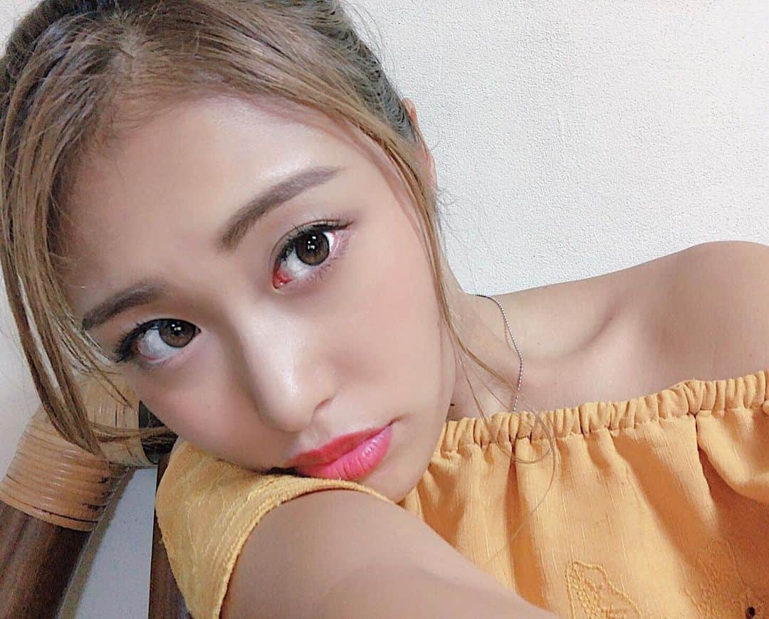 澤井玲未のインスタグラム：「💭🍍🍍🍍 . #selfie#yellow#summerfashion#summercode#makeup#japanesemodel#裸眼メイク#しごおわ#夏服#オフショル#お疲れサマー」
