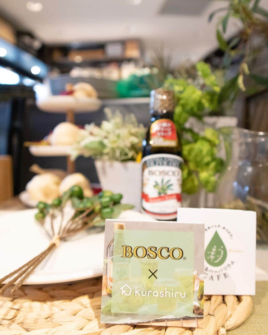 三井菜那さんのインスタグラム写真 - (三井菜那Instagram)「「BOSCO ×kurashiru 食べるハーバリウムCAFE」が 7/18〜7/31の 期間限定でOPEN🌿🍴 @kurashiru  ㅤㅤㅤㅤㅤㅤㅤㅤㅤㅤㅤㅤㅤ  食べるハーバリウムは、 オリーブオイルに野菜やチーズ、お魚などの具材と、 ハーブをはじめとした調味料を加えてつくられたもの🌻 ㅤㅤㅤㅤㅤㅤㅤㅤㅤㅤㅤㅤㅤ  そんな食べるハーバリウムを見て食べて楽しむステキな場所が 「食べるハーバリウムCAFE」なのです🍴🍖🍊 ㅤㅤㅤㅤㅤㅤㅤㅤㅤㅤㅤㅤㅤ  本日、 一足お先におじゃまさせていただき、 食べるハーバリウムづくり&試食させていただきました！ ㅤㅤㅤㅤㅤㅤㅤㅤㅤㅤㅤㅤㅤ 🍊オレンジハニークリームワッフル カカオニブ添え 🍗豚肩ロースのペルシヤード ドライトマトソース をいただいたのですが、 食べるハーバリウムをかけることで 風味や味がぐっと深まって、 美味しさがUPして感激でした🙋‍♀️✨ ㅤㅤㅤㅤㅤㅤㅤㅤㅤㅤㅤㅤㅤ  また、 いまなら来店すると、新発売の BOSCO プレミアム がもらえるんだって！🎁 めっちゃ贅沢🥳 ぜひ行ってみてください✨ ㅤㅤㅤㅤㅤㅤㅤㅤㅤㅤㅤㅤㅤ  #食べるハーバリウム#BOSCO#クラシル#kurashiru#食べるハーバリウムcafe#PR#カフェ#cafe」7月18日 18時09分 - nana.0312