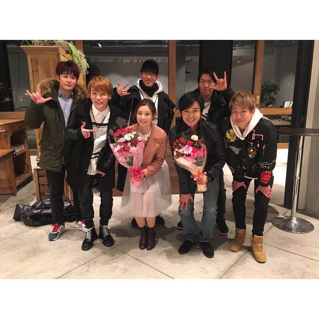 足立梨花さんのインスタグラム写真 - (足立梨花Instagram)「440万回再生の男と女です🤗笑﻿ ﻿ 明日夜8時から！初回2時間スペシャル！﻿ 警視庁ゼロ係シーズン4﻿ ゲスト出演させていただきました✨﻿ ﻿ HANDSIGNさんの「僕が君の耳になる」のMVでご一緒した栗山航くんと！﻿ 懐かしいねーと昔話に花を咲かせました♡﻿ ﻿  #ゼロ係 #tvtokyo #この2人の #会話はあるのか #放送をお楽しみに #HANDSIGN #僕が君の耳になる #僕耳 #440万回再生 #ありがとう #手話 #栗山航 さん #亀ra」7月18日 18時09分 - adacchee