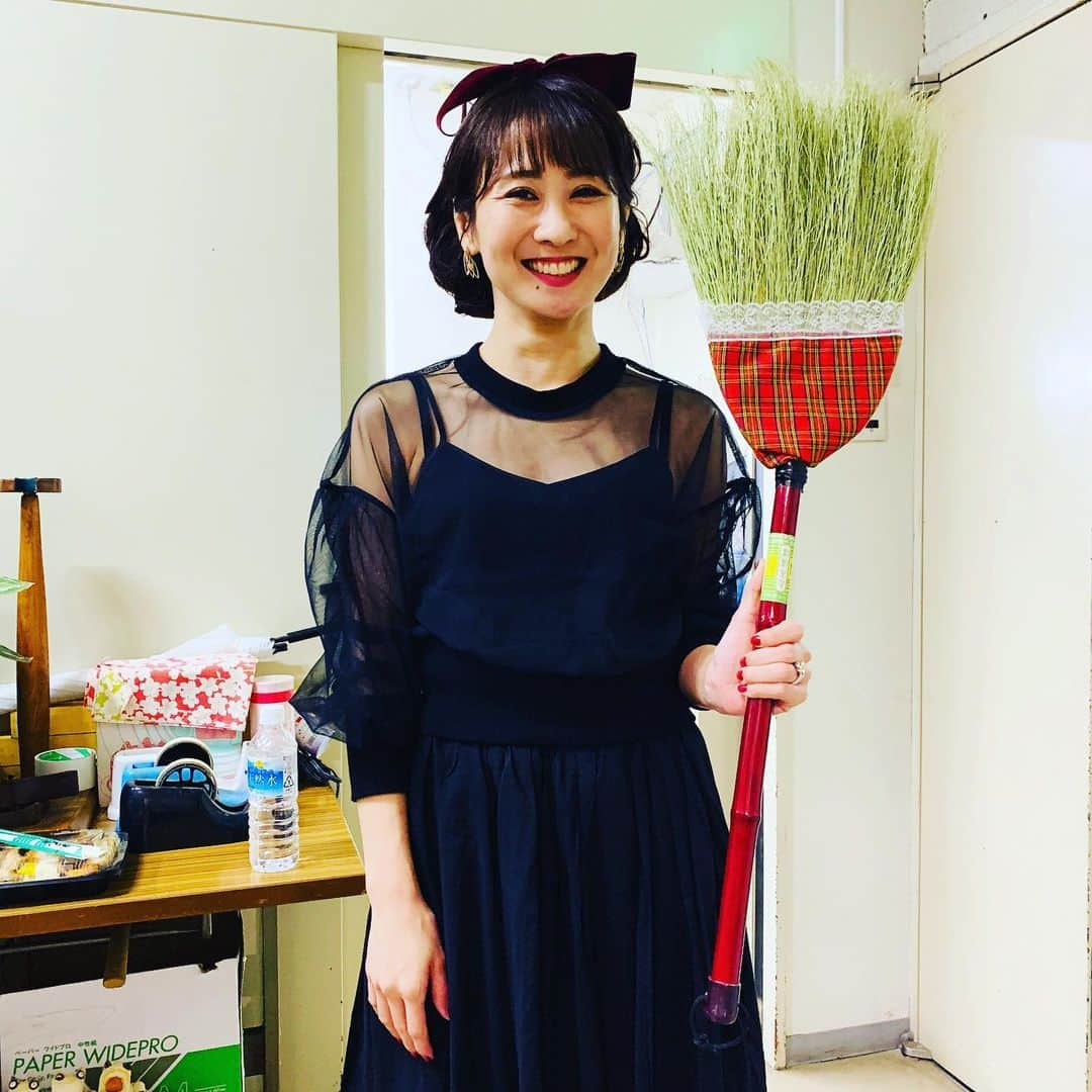 糸数美樹さんのインスタグラム写真 - (糸数美樹Instagram)「🎀🧹❤️ #Aランチにてキキにしてもらいました #わたしのジブリ愛 #ジブリの大博覧会 #いきたすぎてワクワク #いきたすぎてワクワクといえば #今週土曜日イベントやります #キャンセル出て若干名空いてますんでよかったらどーぞ！ #美味しそうな果物の寄贈もいただきました #場所の雰囲気もいい感じ #詳しくはブログみてね #てか、インスタってリンク貼れないのなんぎだね笑  # 『自分を大切にするコミュニケーション』 みきとにーこと糸数美樹が主催するプロジェクト 第一弾！ 今回は東京からコミュニケーションのプロ 志村まゆこさんを講師を招いて、 ワークショップやトークイベントを開催  お洒落な空間で、楽しくワクワク 生きるヒントを見つけませんか？ もちろんみきとにーも参加します！  最近なんか物足りないなぁ、 何かを変えてみたいと思ってるあなた。 行動しないとなんにも始まらないよ♪  日時：７月２０日（土）１６時〜１９時 場所：トリップショットホテルズ・ブラックルーム （沖縄市）  http://koza.tripshot-hotels.com/room/  料金：３０００円（おやつ・飲み物付き） 定員：１０名（予定） ＊お車でお越しの際はコリンザ向かいの 沖縄市公共駐車場へお願い致します  https://kozaweb.jp/venue/detail.html?&sp=true&category=2&id=100  お問い合わせ、ご予約は info.itokazu@gmail.com まで！」7月18日 18時10分 - mikitney0331