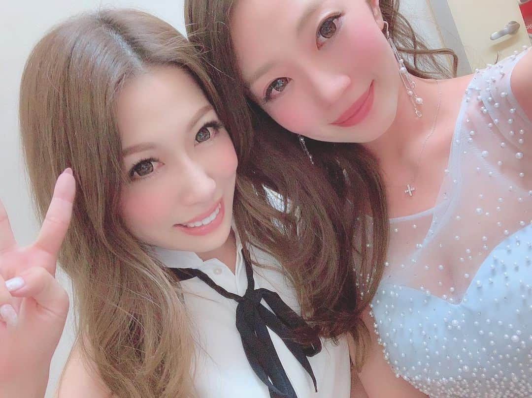 美沙さんのインスタグラム写真 - (美沙Instagram)「2019.07.13 ともみbirthday🎂🎉 . はい、お祝い10回目でございます。笑 すみれと美沙とともみと、 うちの店は5.6.7月で内臓ボロボロなる説。笑 . 唯一の同級生✨ これからもずっとともみのbirthdayお祝いしていけたらいいな☺️💓 . ３人で1抜けした人罰金ね💸笑 . #birthday #バースデー #誕生日 #🎂 #birthdayevent #バースデーイベント #早川ともみ #GRACE #グレイス #中洲 #キャバクラ #キャバ嬢 #シャンパン #アプリ で顔も歯もすんごい😂」7月18日 18時11分 - misa0623r