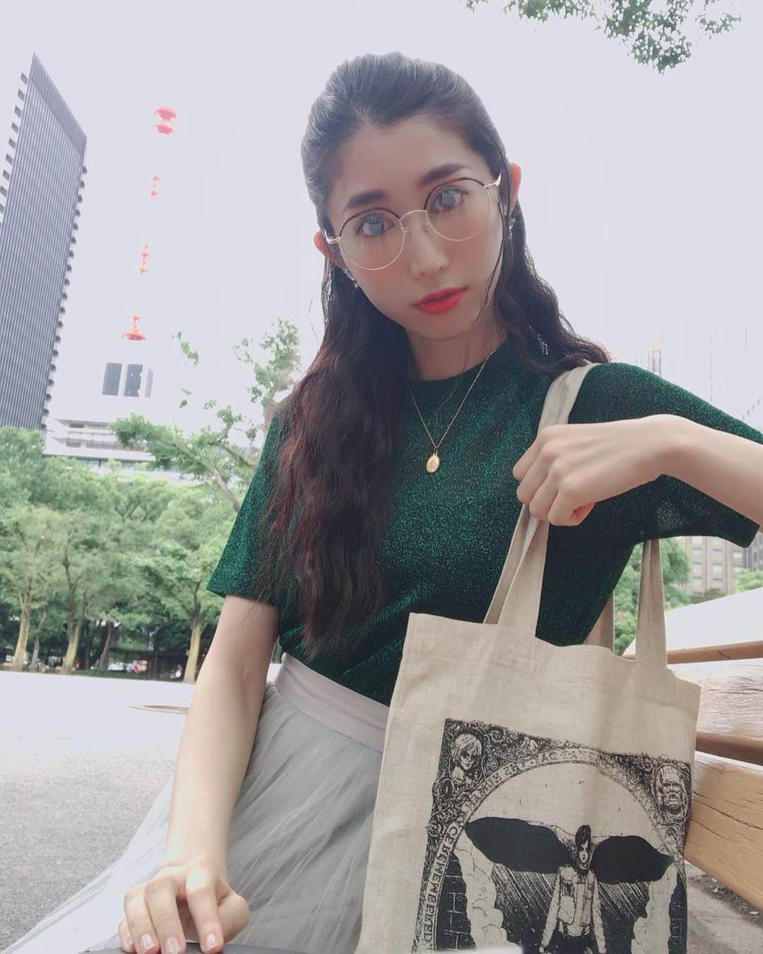 名越涼子さんのインスタグラム写真 - (名越涼子Instagram)「🤓 念願の進撃の巨人展。  バッグ持参でやる気1000%。 鼻息ふがふがさせながら突撃。  壁の外で生きるか。 壁の中で生きるか。  巨人に囲まれて 大迫力の戦闘シーンにたちあって 深く考えさせられた言葉にふれて  こうやって物語は出来たんだなぁ、って しみじみして。  あぁ。最高すぎました。  漫画って ドキッとするくらい大切な言葉に出会えるから すごいエンタメだなぁ、と。  一一一一一一一一一一一一 #進撃の巨人#進撃の巨人展 #漫画#アニメ#anime#manga #japaneseculture#六本木ヒルズ #art#アート#原画展 #オタク#オタク女子#otaku #ヲタ活#量産型ヲタク #shingekinokyojin #めがね女子#メガネ」7月18日 18時12分 - nagoshi_ryo