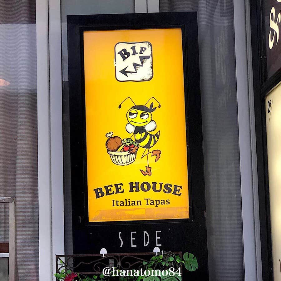 はなともさんのインスタグラム写真 - (はなともInstagram)「. . . 渋谷にある「BEE HOUSE 渋谷店」では、パンケーキ生地にマンゴーとたっぷりのバニラアイスをトッピングした、その名も「たっぷりマンゴーのアイスパンケーキ」(1,280円)が食べられるぞ！ . 暑い夏にぴったりの爽やかな味わいが特徴！ . アップルマンゴーのコンフィチュールが濃厚なバニラアイスと絶妙に絡み合い、極上のハーモニーを奏でます。 . しかも“はちみつかけ放題“という スイーツ好きにはたまらないサービスも！ . BEE HOUSEのアイスパンケーキを食べて 外で火照った体をクールダウンしてみてはいかが？ . ————————————————— . 店名 : BEE HOUSE 渋谷店 住所 : 東京都渋谷区道玄坂1-5-2-B1 ‪営業時間 : [ランチ]‬11:30〜15:00(L.O.14:30) [ディナー/月〜木・日]17:00〜23:30(L.O.22:30) [ディナー/金・土・祝前日]17:00〜23:30(L.O.22:30) ‪電話番号 : ‬050-5269-7415 ‪定休日 : 不定休‬ . JR渋谷駅 ハチ公口から徒歩2分 京王井の頭線 渋谷駅 徒歩1分 . ————————————————— . . #パンケーキ #パンケーキ部 #カフェスタグラム #東京カフェ #東京スイーツ #カフェ巡り #渋谷カフェ #渋谷スイーツ #beehouse渋谷  #渋谷ランチ #渋谷カフェ巡り #渋谷パンケーキ  #東京カメラ部 #東京カフェ部 #はなとも渋谷」7月18日 18時14分 - hanatomo84