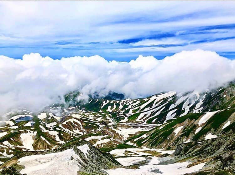 登山*トレッキング*アウトドア『.HYAKKEI』さんのインスタグラム写真 - (登山*トレッキング*アウトドア『.HYAKKEI』Instagram)「残雪の室堂平をとらえた一枚。雲に覆われた様相がラピュタを感じさせますね。 ・ photo by @yigo_out ・ ・ あなたの山の思い出picを#hyakkeime で投稿してください！みんなで素敵なお山ギャラリーをつくりましょー！﻿ ・﻿ ・﻿ ・﻿ #登山好きな人と繋がりたい #登山 #山登り #山歩き #山ガール #登山女子 #山ボーイ #山バカ #landscape #絶景 #日本の絶景 #as_archive #vsco #reco_ig #光と影 #広角 #青空 #sky #自然美 #北アルプス #立山 #室堂」7月18日 18時24分 - hyakkei_me