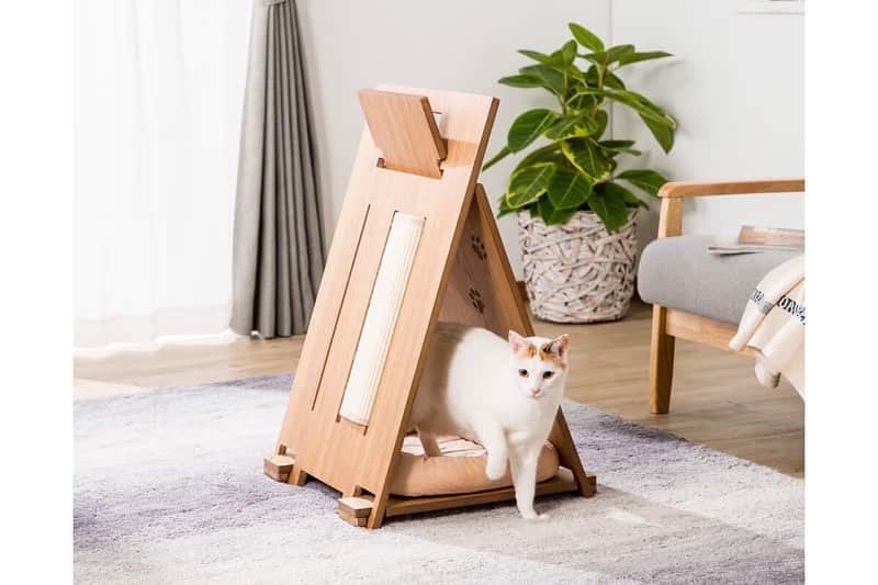 のインスタグラム：「木の温もりが感じられる家具調デザインが、インテリアに自然になじむキャットファニチャー『MOKUTA』。 三角屋根がかわいいキャットハウスは、工具不要で組み立ても簡単。自由に登ったり、肉球型の穴にねこじゃらしを入れたりと楽しく遊べます。また、別売の「クッションマットSサイズ」や「つめとぎシート」をプラスすれば、さらにお気に入りのハウスに。 コーナーシェルフは、お部屋のコーナーにフィットする省スペースキャットタワー。テレビやソファーの隣に置いてもすっきりと収まります。 ジョイントシェルフは、縦置きでも横置きでも使える2WAYタイプ。ジョイントできるので、多頭飼いやネコちゃんの成長段階に合わせて自由にアレンジできます。別売の「猫のつめとぎ」も取り付け可能。 家族と一緒の空間で、ネコちゃんも楽しく遊んでくれたらうれしいですね♪ . MOKUTA キャットハウス 価格 4,980円(税込) . MOKUTA キャットコーナーシェルフ 価格 5,980円(税込) . MOKUTA キャットジョイントシェルフ 価格 6,980円(税込) . 詳しくはこちら http://www.cainz.com/shop/g/g4549509408994/ . ※一部店舗によりお取り扱いがない場合がございます。ご了承ください。 . #モクタ #猫 #ハウス #コーナーシェルフ #ジョイントシェルフ #キャットタワー #家具 #省スペース #mokuta #cat #house #cornershelf #jointshelf #cattower #furniture #spacesaving #cainz #cainzhome #カインズ #カインズホーム #くらしにららら」