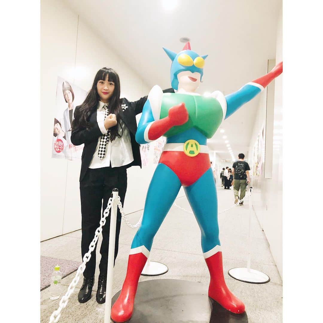 小川暖奈のインスタグラム：「ワーハッハッハッハッハッ！ ワーハッハッハッハッハッ！ #わたしの憧れのヒーロー #アクション仮面 #廊下でばったり #後ろ姿ですぐわかりました #失礼ながらテレビで見るよりかっこいい☺️ #ほの字☺️」