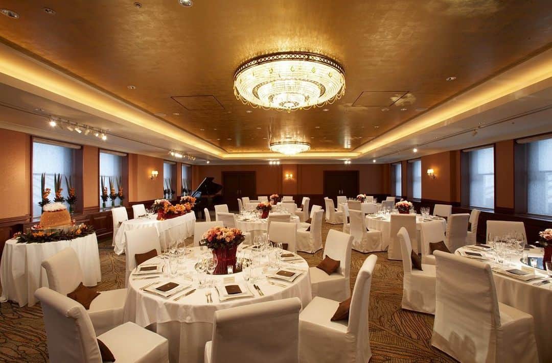Mandarin Oriental, Tokyoさんのインスタグラム写真 - (Mandarin Oriental, TokyoInstagram)「【Weddings by Mandarin Oriental, Tokyo】 90周年を迎えた国の重要文化財・三井本館に設けられたバンケットルーム。優美で格調高いリンデンルームは、大切なウエディングゲストとの特別な時間にふさわしい空間です。  7月２０日（土）、２１日（日）には試食付見学会を開催いたします。 この機会にぜひ「ウエディング by マンダリン オリエンタル 東京」をご体験ください。  ウエディングフェアの詳細、ご予約はこちら:  @motyo_wedding  #MandarinOrientalTokyo #MOtokyo #MOTYOwedding #WeddingsByMO #マンダリンオリエンタル東京 #ウエディングbyマンダリンオリエンタル #ウェディング #ウェディングドレス #ウェディングフォト #ホテルウェディング #ブライダルフェア #プレ花嫁 #Bridal #Bridalfair #花嫁 #wedding #weddingfair #ウェディングフェア #weddingdress #Weddingphotography #三井本館 #日本橋 #Nihonbashi #重要文化財 #披露宴 #weddingparty #結婚式準備 #結婚式」7月18日 18時18分 - mo_tokyo