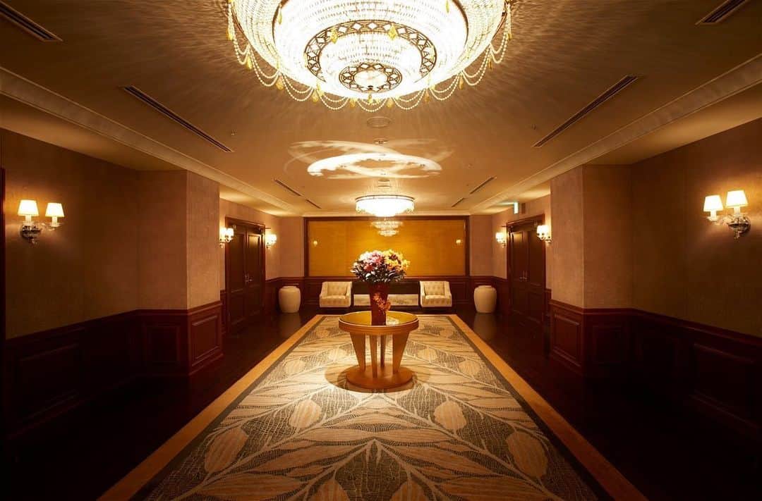 Mandarin Oriental, Tokyoさんのインスタグラム写真 - (Mandarin Oriental, TokyoInstagram)「【Weddings by Mandarin Oriental, Tokyo】 90周年を迎えた国の重要文化財・三井本館に設けられたバンケットルーム。優美で格調高いリンデンルームは、大切なウエディングゲストとの特別な時間にふさわしい空間です。  7月２０日（土）、２１日（日）には試食付見学会を開催いたします。 この機会にぜひ「ウエディング by マンダリン オリエンタル 東京」をご体験ください。  ウエディングフェアの詳細、ご予約はこちら:  @motyo_wedding  #MandarinOrientalTokyo #MOtokyo #MOTYOwedding #WeddingsByMO #マンダリンオリエンタル東京 #ウエディングbyマンダリンオリエンタル #ウェディング #ウェディングドレス #ウェディングフォト #ホテルウェディング #ブライダルフェア #プレ花嫁 #Bridal #Bridalfair #花嫁 #wedding #weddingfair #ウェディングフェア #weddingdress #Weddingphotography #三井本館 #日本橋 #Nihonbashi #重要文化財 #披露宴 #weddingparty #結婚式準備 #結婚式」7月18日 18時18分 - mo_tokyo