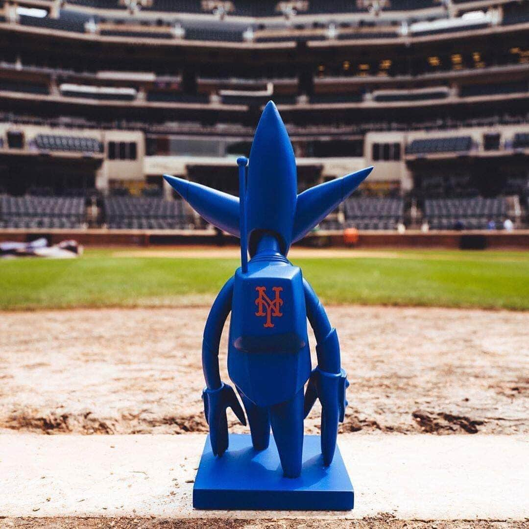 HYPEBEASTさんのインスタグラム写真 - (HYPEBEASTInstagram)「@hypebeastsports: @futuradosmil is joining forces with The New York @mets on a special three-piece capsule collection to commemorate the 50th anniversary of the @mlb team’s 1969 championship season. The set includes a ‘Pointman’ bobblehead, a New Era 5950 baseball cap, and a replica jersey, which will only be available to VIP ticket holders. Head to the link in our bio for more info.  Photo: @icnclst」7月18日 18時21分 - hypebeast