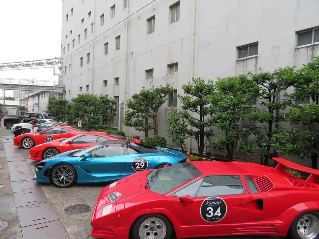 白鶴酒造株式会社さんのインスタグラム写真 - (白鶴酒造株式会社Instagram)「7月14日（日）、第18回 Kobe Love Port みなとまつりのイベントの１つ「Tour De Kobe 2019」の開会式の会場として白鶴酒造本社の敷地をお使いいただきました。 フェラーリをはじめとする高級車やクラシックカーなど35台が大集合しているのが不思議な感じでした。酒蔵を背景にメリケンパークへとスタートしていく光景は圧巻でしたよ♪ ◆飲酒運転は法律で禁じられています  #日本酒 #hakutsuru #折り鶴 #foldedpapercrane #japan #神戸 #kobe #酒 #sake #japanesesake #japaneseculture #灘五郷 #GI灘五郷 #lovehyogo #lovekobe #insta_higashinada #Ferrari #フェラーリ #白鶴酒造資料館 #TWO&FOUR #TourDeKobe2019 #第18回KobeLovePortみなとまつり #みなとまつり #メリケンパーク」7月18日 18時33分 - hakutsuru_official