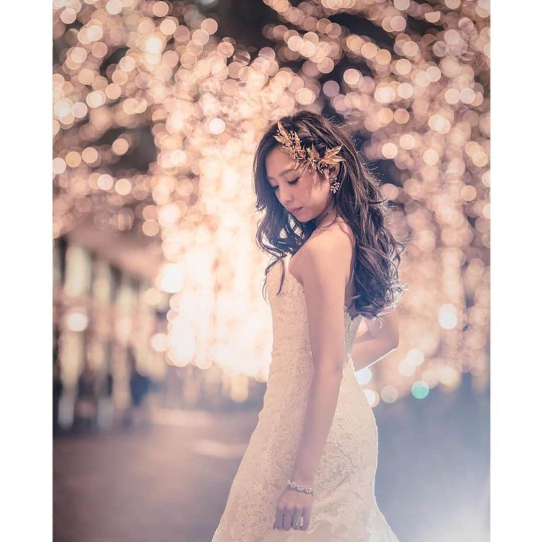 ウェディングソムリエ編集部のインスタグラム：「． スタッフの @haru_jadore です🕊 @nt_wedding2019 さんのフォトをリポスト。 ． ． ． イルミネーションに囲まれた幻想的な１枚 ． ． 「マーメイドにダウンスタイルをどうしても合わせたくて、この前撮りのためだけにエクステをつけました」と @nt_wedding2019 さん。 ． ． ． ダウンスタイルに際立つゴールドのヘッドアクセサリー。ポージングも綺麗で、まさにプリンセスのような美しさですね☺️ ． ． @nt_wedding2019 さん、ありがとうございました🌿 ． ． ． ． ✳︎ Topics! 💌現在第14期ウェディングソムリエアンバサダーの応募受付中です✨ぜひご応募くださいませ！ ． ． .:*:.,.:*:.,.:*:.,.:*:.,.:*:.,.:*:.,.:*:.,.:*:.,.:*:.,.:*:.,.:*:.,.:* . サイトは[ウェディングソムリエ ]で検索 🔎http://www.jadorewedding.com プロフィール欄の🔗Linkからもとべます。  ウェディングソムリエは、 人生でその時しかできない 特別な体験を提供するメディアです♡ *:.,.:*:.,.:*:.,.:*:.,.:*:.,.:*:.,.:*:.,.:*:.,.:*:.,.:*:.,.:*:.,.:*:.,.:*: #卒花  #ウェディングソムリエ #花嫁 #プレ花嫁  #卒花嫁レポ #全国のプレ花嫁と繋がりたい #ウェディングソムリエアンバサダー  #ウェディングドレス#結婚式#結婚式アイデア#前撮り#後撮り」