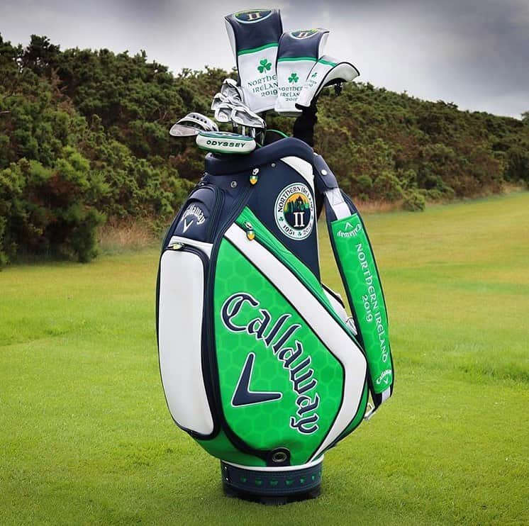 キャロウェイゴルフ（Callaway Golf）さんのインスタグラム写真 - (キャロウェイゴルフ（Callaway Golf）Instagram)「7月は世界最古のメジャーが行われる月。 第4戦「全英オープンゴルフ選手権」 の開催地は68年ぶり、2度目となる北アイルランドです。 開催地をテーマにしたゴルフバックには、 アイルランド国旗の３色と、大会ロゴの紺色を使用し、 有名な「ジャイアンツコーズウェイ」の石柱を模した六角形デザインと、コースのすぐそばに立つ古城が描かれています。 さらにアイルランドを象徴するシャムロック（クローバー）と、ハンドルの“1888”は、コース開場年を表しています。 歴史あるメジャー大会、楽しみですね！ #callaway #キャロウェイ #callawaygolf #キャロウェイゴルフ#golf #ゴルフ#CALLAWAYEXCLUSIVE  #teamcallaway」7月18日 18時25分 - callawaygolf_japan