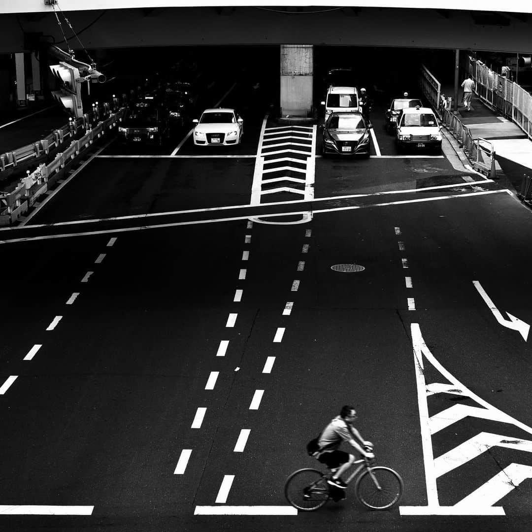 naotakeのインスタグラム：「横断 - Crossing / D810 + Snapseed, 20190719 . . . . #royalsnappingartists #infamous_family #rsa_main #infinity_photo_cult #2_fineart #jp_gallery #jp_gallery_bnw #trb_bnw #wp_bnw  #bnw_life #bnwlife_member #bnw_life_shots #bnw_captures #world_bnw #top_bnw #team_jp_ #team_jp_モノクロ #ig_energy_bw #ig_nihon #streetphotographybnw #igersjp #blackandwhite #bnw #bnwphoto #monochrome #bw #bnwphotography #nikon #D810」