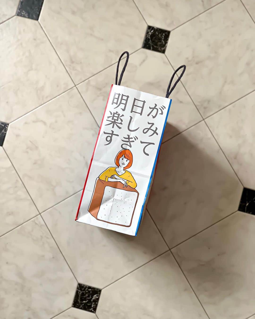 Yukicoさんのインスタグラム写真 - (YukicoInstagram)「🍞 常識を覆す 高級食パン「非常識」の姉妹店 『明日が楽しみすぎて』 ▫️ウキウキが止まらない（プレーン）を購入し パンナイフまでいただきました♡ ※先着プレゼント ・ ・ ▫️ドキドキなサボタージュ こちらは今回見送りました👋🏻 ・ ・ ・ 紙袋は第2のサブバッグ🛍 パリジェンヌ気分でもてるショッパー ホワイトコーデにもおすすめ🇫🇷 ‥‥‥‥‥‥‥‥‥‥‥‥‥‥‥‥‥‥‥‥‥‥‥‥‥‥‥‥‥‥‥‥‥‥ #flatlays#flatlayforever#flatlaylove#beautifulcuisines#japanesefood#lifeandthyme#darlingweekend#f52grams#sweetshoplivethelittlethings#ourfoodstories#feedfeed#dessertstagram#foodstagram#sweetsporn#sweetshop#大阪手土産#食パン#食パン専門店#明日が楽しみすぎて#パン好きな人と繋がりたい#高級食パン#すべらない手土産#手みやげ#手土産#なんばグルメ#大阪食パン#ショッパー」7月18日 18時28分 - yukicolifecom