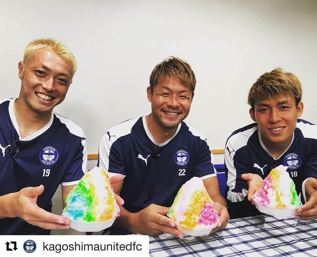 堤俊輔さんのインスタグラム写真 - (堤俊輔Instagram)「美味かったよー😍✨ インスタ映え😝❗️❗️❗️ #Repost @kagoshimaunitedfc with @get_repost ・・・ ユナマルシェ  グルメを食い尽くす🍽 7/27(土）9:40〜 #KYT #ユナイテッド魂 #ユナ1グルメ はツツさん、コウスケさん、ジュンヤの食リポです🍽 📺放送をお楽しみに〜✨ #鹿児島ユナイテッドfc #鹿児島ユナイテッドFC  #よかにせイレブン #jリーグ #J2 #堤俊輔 #吉井孝輔 #野嶽惇也 #鹿児島のメシは美味い #だから当然スタグルも美味い😋 #SmokeKitchenLion#タコライス  #北の綿雪＆エピスティック #レインボー氷 🍧 #完食 #美味しくいただきました ❤️」7月18日 18時31分 - shunsuketsutsumi.19