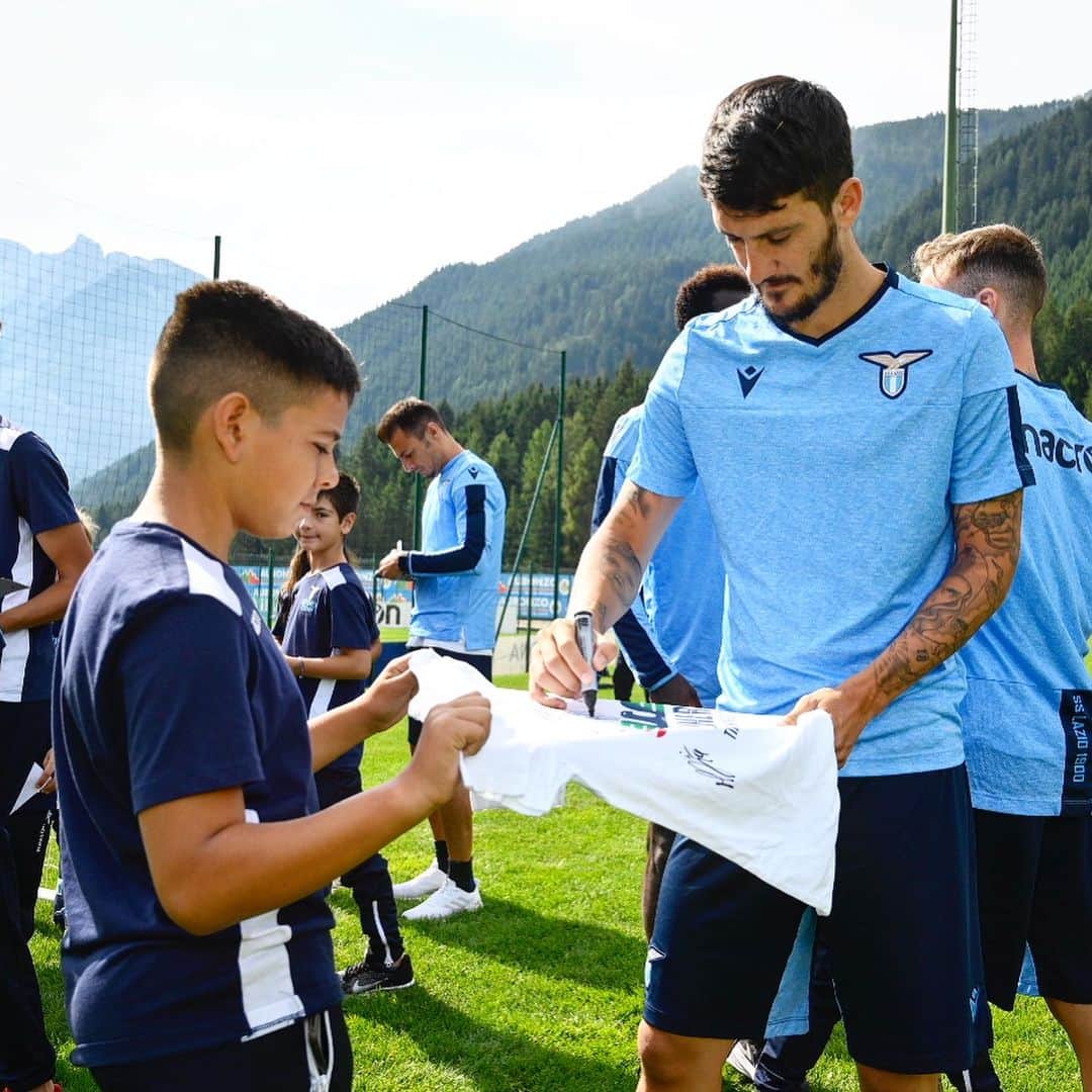 SSラツィオさんのインスタグラム写真 - (SSラツィオInstagram)「😁 Questa mattina la squadra ha incontrato i ragazzi dei Lazio Summer Camp!  #CMonEagles 🦅」7月18日 23時58分 - official_sslazio