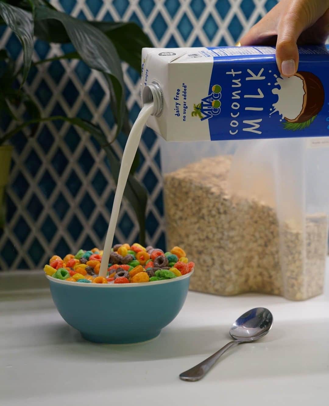 Vita Coco Coconut Waterのインスタグラム：「We're all about a heavy pour.」