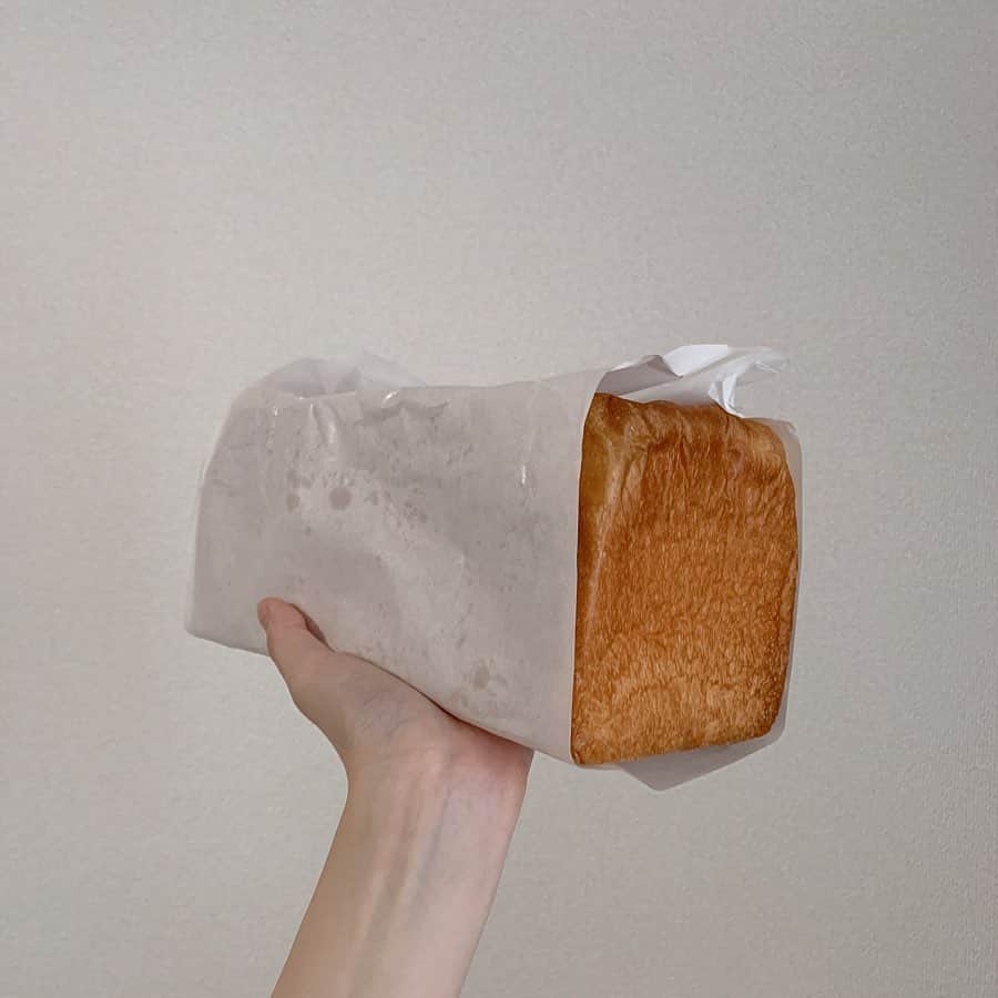 田村響華さんのインスタグラム写真 - (田村響華Instagram)「中野坂上にある高級食パン専門店 「うん間違いないっ！」 パン屋さんらしからぬ 奇抜なデザインがおもしろい！  食パンは生で食べるのが一番好きなので まずはそのまま切って食べました💕  耳が薄くて食べやすいかも！ めちゃくちゃいい匂だし ほんのり甘くて、、、最高すぎる😭  #うん間違いない #食パン専門店 #食パン #中野坂上 #🍞」7月18日 18時36分 - kyo_ka1016