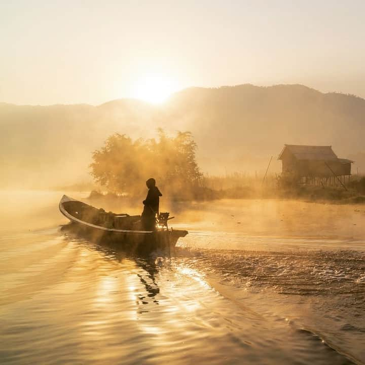 ナショナルジオグラフィックさんのインスタグラム写真 - (ナショナルジオグラフィックInstagram)「Photo by Ira Block @irablockphoto | A boater heads out in the  early morning fog on Inle Lake in Myanmar. This freshwater lake, in Shan state, is the second largest in the country, measuring about 13 miles long and 7 miles wide. It's home to the Intha fisherman, known for their "leg rowing" and conical fishing nets. Besides fishing, the lake supports unusual activities, like farming on floating islands and a textile industry that creates cloth from the stems of the lotus plant. Villages on the lake are made up of homes built on stilts that are connected by bamboo walkways. #followme @irablockphoto to see more images from the world. #inlelake #myanmar #fishing #irablock」7月18日 18時38分 - natgeo