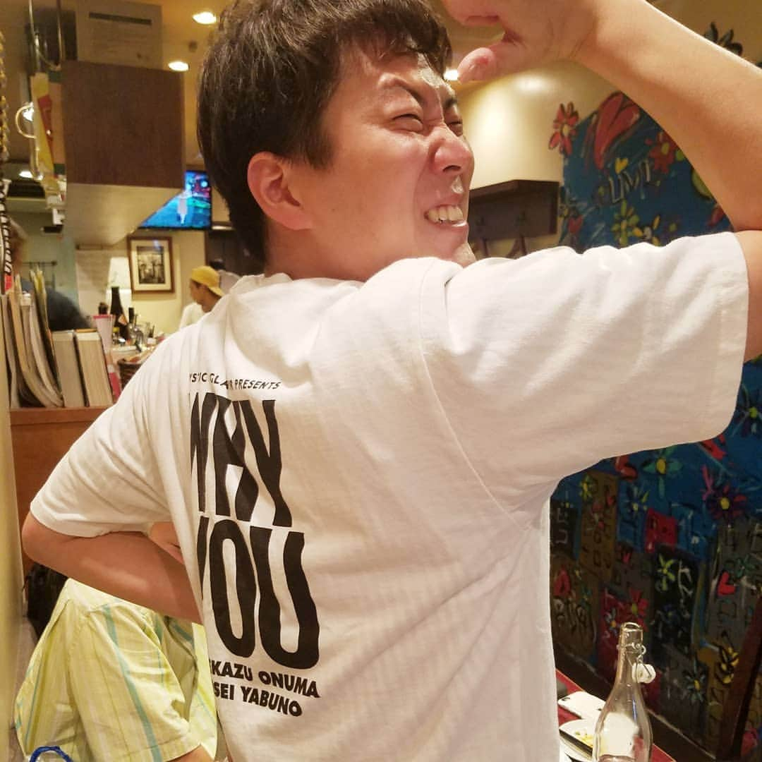 レイチェルさんのインスタグラム写真 - (レイチェルInstagram)「昨夜。  はじりくんの誕生日祝いをしましたよ！  プレゼントしたシャツもTシャツも似合っててよかったですよ！  ちなみに、このシャツとTシャツ、どちらとも買う前に僕が試着して入念にサイズ感を確かめたのですが、  その上で店員さんに『プレゼント用でお願いします。』とレジで言ったら、急にボケてきたみたいな雰囲気になり軽くスベりましたよ！  恥ずかしかったですよ！  けどまぁ、本人喜んでくれたから全然OKですよ！  とまぁ、そんなこんなで昨日も、  たぁのぉしぃーーーかったぁ～！！！！！ 😆😆😆😆💨💨💨💨💨🎶🎶🎶🎶🎶✨✨✨✨✨ #はじりくん#誕生日会#with#ｷﾝﾆｸｷﾝｷﾞｮ 富田くん#ｾﾝﾘｰｽﾞ ﾃｺﾝﾄﾞｰ近藤くん#きんめ鯛 真輝志くん #弟よ#27歳#おめでとう#😜✌✨✨✨」7月18日 18時50分 - reiyoshida1230