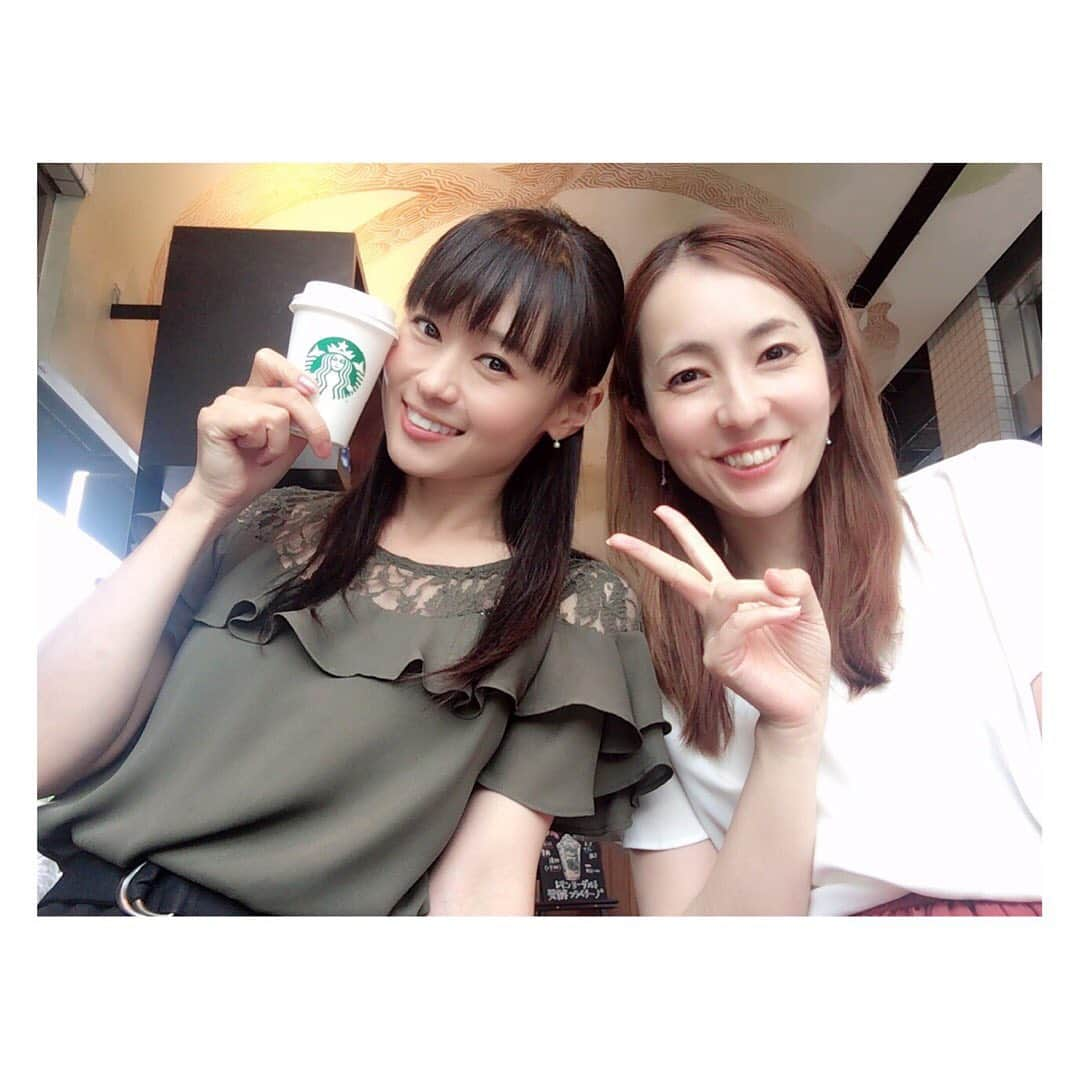 柳野玲子さんのインスタグラム写真 - (柳野玲子Instagram)「お仕事前に💓 同じ事務所の寺岡のぞみちゃん @nozomi_teraoka と久々にゆっくり話せる癒しタイム☕️ 共通点も多くて、出会えて本当に良かったと感じるお友達です(*´꒳`*)✨ また会える日を楽しみに、お仕事頑張ろう💕 #生島企画室 #フリーアナウンサー #寺岡のぞみ ちゃん #柳野玲子 #スタバ #スターバックス #ブラックコーヒー #コーヒー #珈琲 #ランチ #女子トーク #楽しい時間 #癒し #心が綺麗 #幸せ #ありがとう #次回は日本酒」7月18日 18時45分 - yanaginoreiko