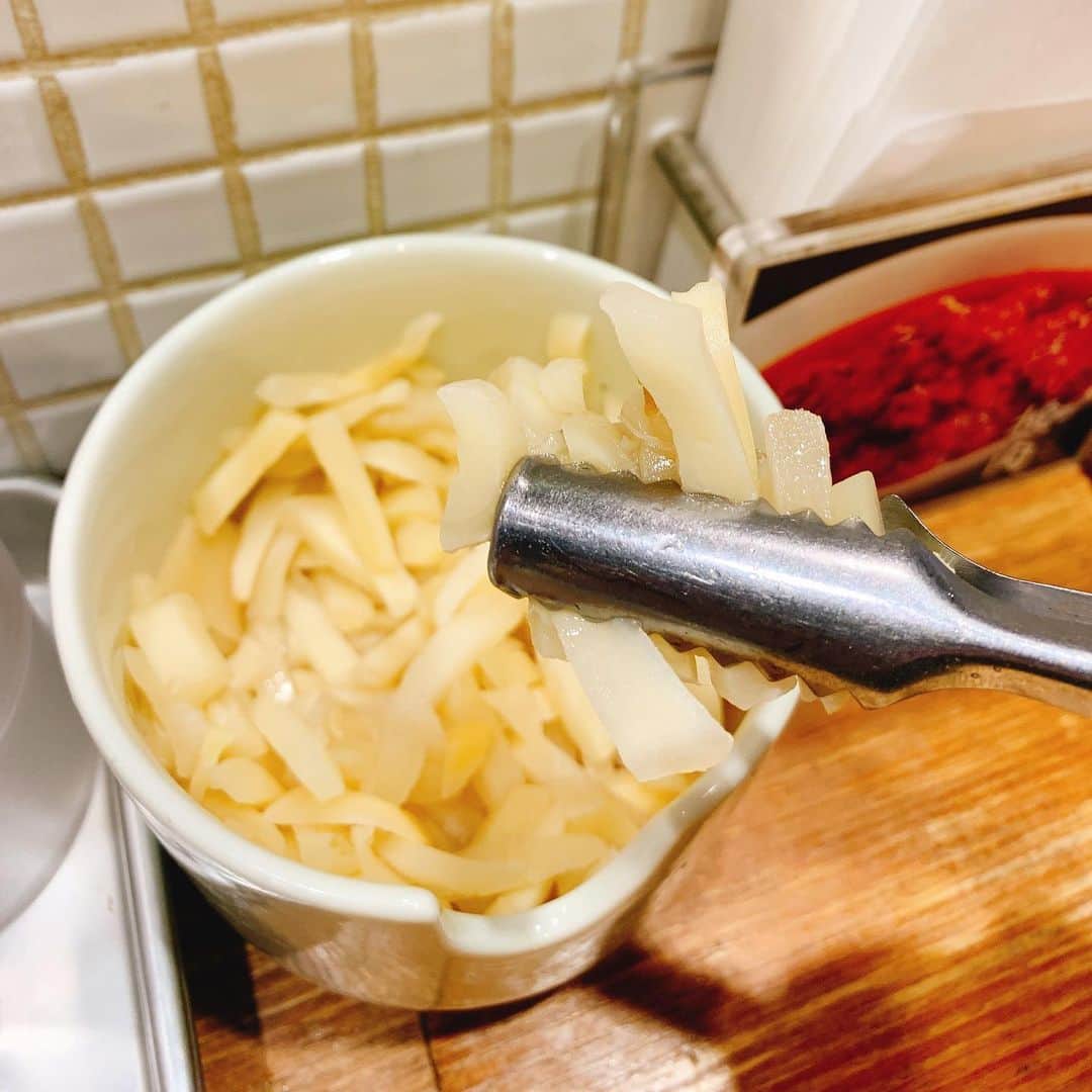 樫原伸彦さんのインスタグラム写真 - (樫原伸彦Instagram)「. なんとなくな流れから明日の収録用の衣装調達で、中野ブロードウェイに。  朝メシはバラそばのラーメン。 スープはなんともなかったけど、麺が秀逸。ツルツルシコシコ。  ラーメンランキング入り決定。  #ramen #ラーメン #noodles #nakano #中野 #yummy #foodie #delicious #tokyo #japan #チャーシュー #pork」7月18日 18時46分 - nobustagrammy
