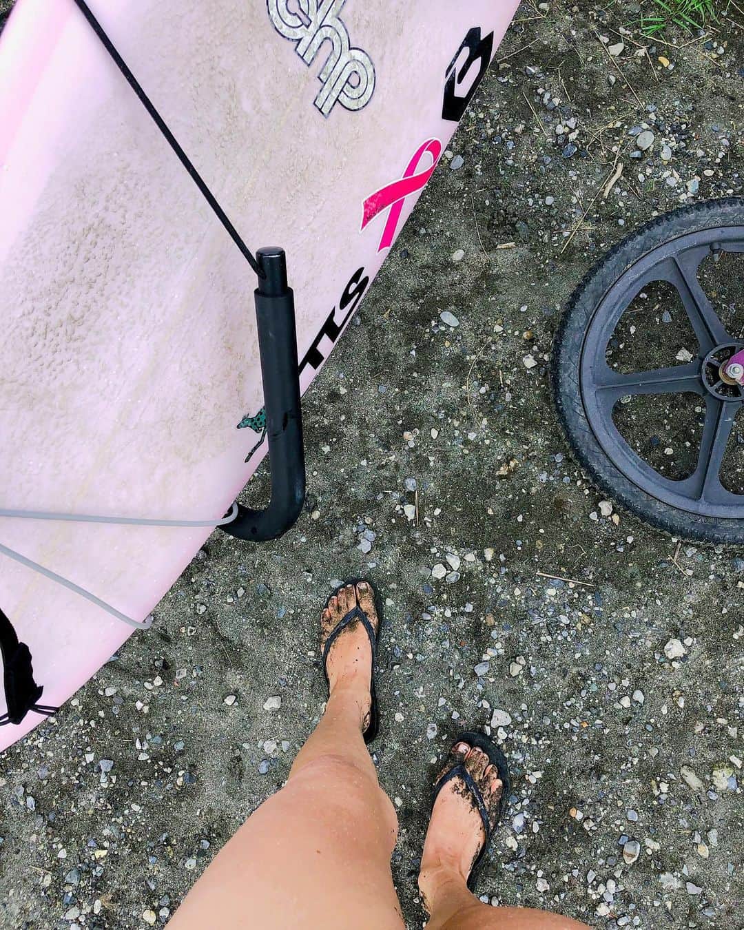 のインスタグラム：「・・・ やっと晴れたねーー☀️ 今日は、2R そして初脚出し🎶 #波乗り女子  #surfergirl  #chpsurfboard  #bewet  #toolsjapan」
