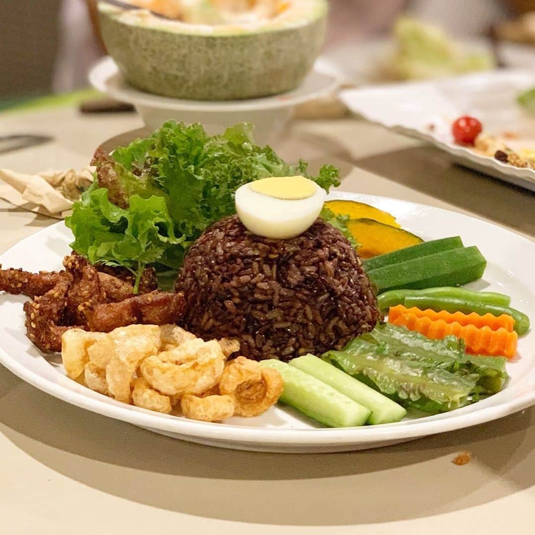 タイ国政府観光庁さんのインスタグラム写真 - (タイ国政府観光庁Instagram)「＜タイ美食レストラン🍽＞﻿ ﻿ 「オーカジュ」は、チェンマイ発祥のオーガニックレストラン🥒﻿ ﻿ 有機栽培が盛んなチェンマイの自家農園で収穫したオーガニック野菜を使った料理が食べられるとあり、大人気に🙌﻿ ﻿ 現在ではチェンマイに本店と空港の支店、さらにバンコクには４店舗を展開しています👍﻿ ﻿ メニューには新鮮な有機野菜をたっぷりつかったサラダに加え、ステーキやパスタなどの西洋料理が並び、どの料理にも野菜がたっぷり使われているのが特徴‼️﻿ ﻿ メロンを器にした贅沢なフルーツサラダも大人気🍈✨﻿ ﻿ #タイ美食レストラン #チェンマイ #バンコク #オーカジュ  #オーガニック #オーガニックレストラン #食べるの大好き #食べるの好きな人と繋がりたい #こんなタイ知らなかった #もっと知りタイ #タイ旅行 #チェンマイ旅行 #バンコク旅行 #旅好きな人と繋がりたい #旅行好きな人と繋がりたい #thailand #chiangmai #bangkok #ohkajhu #organic #organicfood #thaifoodie #amazingthailand  #thailandtravel #thailandtrip #thai #thaistagram #lovethailand﻿ ﻿」7月18日 18時59分 - amazingthailandjp