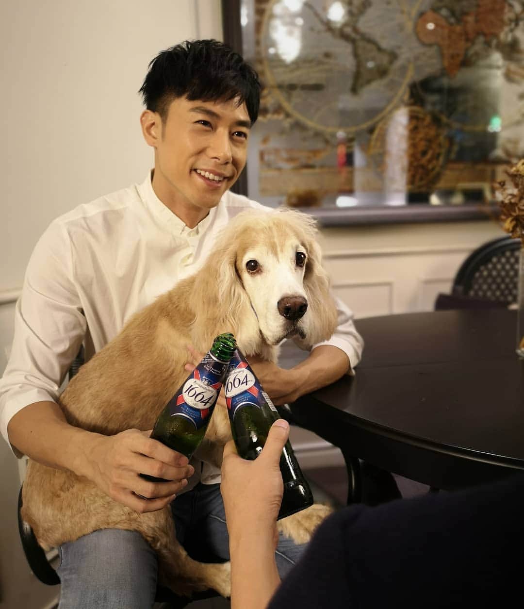 デスモンド・タンのインスタグラム：「What are your plans for this weekend? Wish you were here 😜  The best 🍻 are the ones we drink with friends and I'm already missing being home with my friends and furkids!  Savor special moments with your loved ones with @kronenbourg1664sg and remember to tag me when you are there! 🙆  You can now RSVP at k1664blanc.com to redeem a free pour of 1664 Blanc + their limited edition 1664-infused dessert at the event, and also get to enjoy their interactive 1664 Scent Bar set up!  #1664Terrace #1664LagerSG #1664BlancSG」