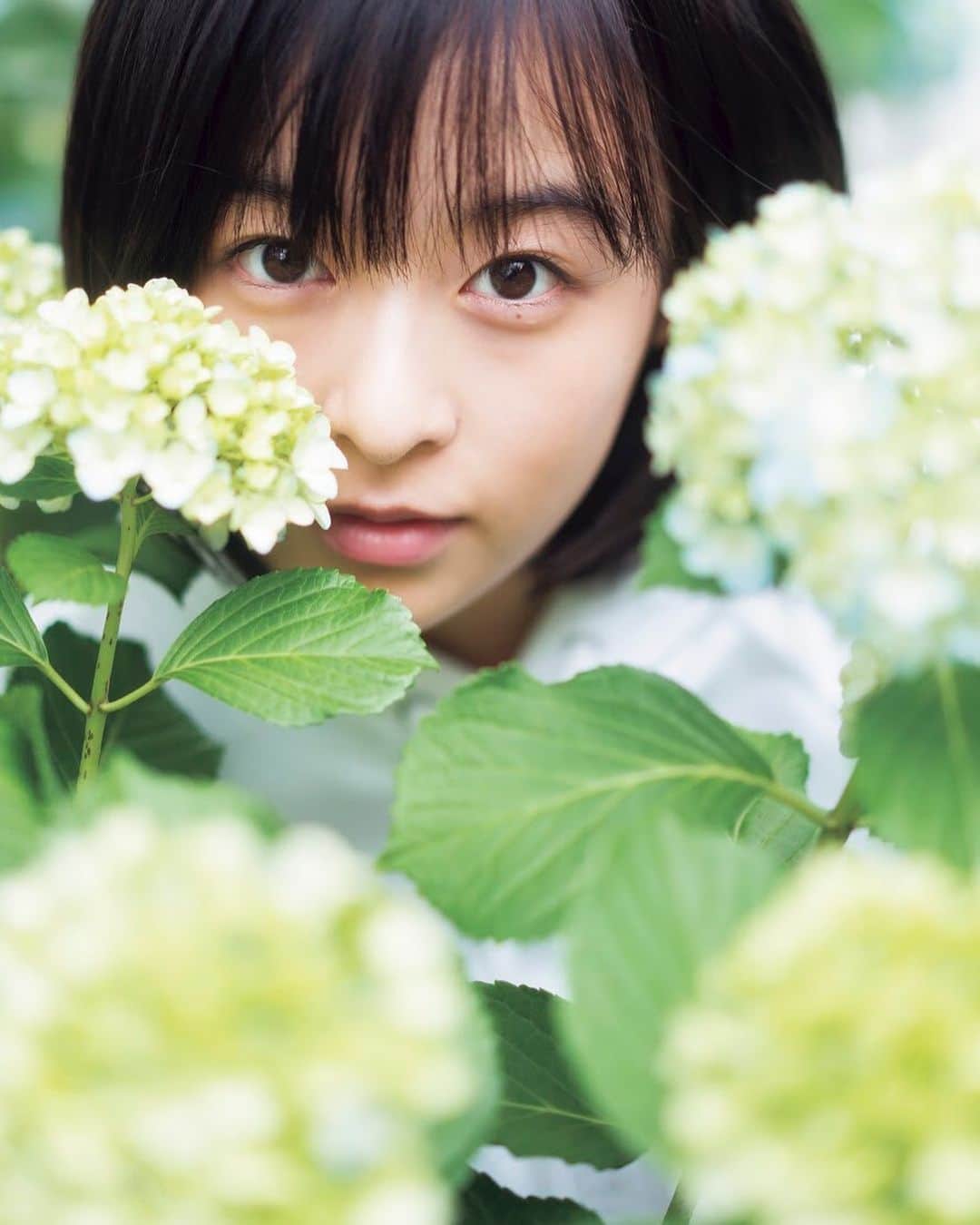 週刊少年マガジンのインスタグラム：「発売中の #マガジン 33号、表紙&巻頭グラビアは『 #天気の子 』特集！ ﻿ ❶新海誠監督 三浦透子さん、インタビュー﻿ ❷座談会 新海誠 醍醐虎汰朗 森七菜﻿ ❸対談 新海誠 RADWIMPS﻿ ❹コメント 小栗旬 本田翼﻿ ❺特別グラビア #森七菜 ﻿ 超豪華プレゼントも！﻿ ﻿ ﻿ 特別グラビア 森七菜 クレジット﻿ 撮影 /  YOROKOBI﻿ スタイリング / 申谷弘美﻿ ヘアメイク / 佐藤寛﻿」