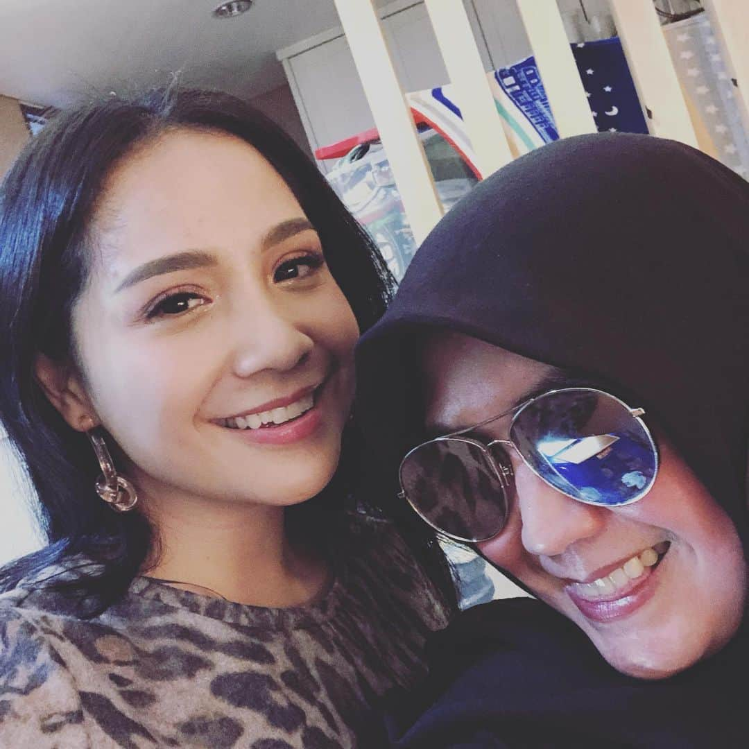 Raffi Ahmadさんのインスタグラム写真 - (Raffi AhmadInstagram)「Mau tanya apa sama diva rock Indonesia 😎 #Q&A」7月18日 18時54分 - raffinagita1717